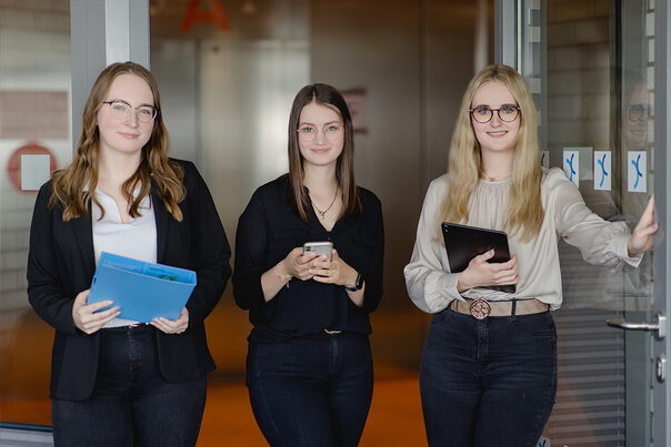 3 junge Frauen stehen nebeinander